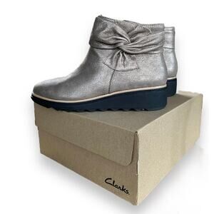 Clarks Sharon Leather Ankle Boots Sz 6.5
Metallic Pewter Side Zip Comfort Shoes